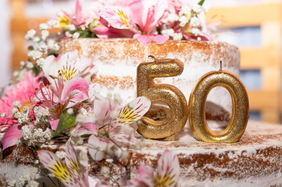 torta con candela numero 50